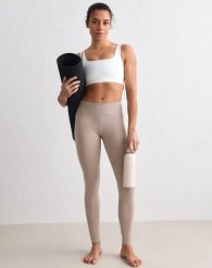 Damskie legginsy szczotkowane, średni stan, pełnej długości Sense ciemna glina. Brązowe legginsy damskie Aim'n, s, bez wzorów, z elastanu, na fitness i siłownię. Za 301.00 zł.