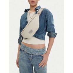 Torebka Guess Jeans. Białe torebki klasyczne damskie Guess Jeans, z aplikacjami, z jeansu, bez dodatków. Za 99.99 zł.