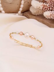 Pierres de Jade Pozłacana bransoletka z perłami rozmiar: onesize. Białe bransoletki damskie Pierres de Jade, pozłacane. Za 82.64 zł.