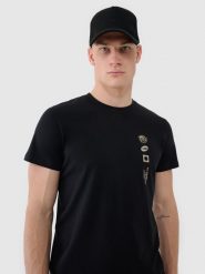 4F T-shirt regular z nadrukiem męski - czarny M. Czarne t-shirty męskie 4f, m, bez wzorów, z bawełny, bez kołnierzyka. W wyprzedaży za 59.99 zł.