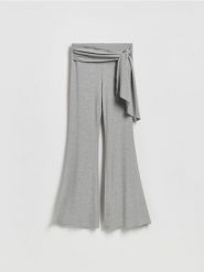 Spodnie z wiskozą - jasnoszary. Szare spodnie materiałowe damskie Reserved, bez wzorów, z dzianiny. Za 99.99 zł.