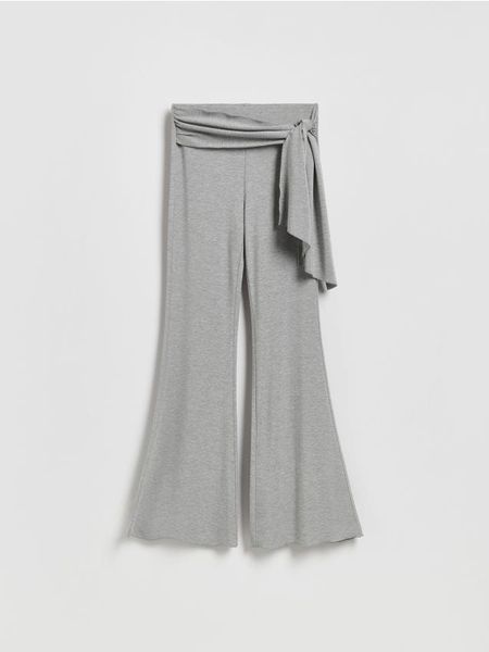 Spodnie z wiskozą - jasnoszary. Szare spodnie materiałowe damskie Reserved, bez wzorów, z dzianiny. Za 99.99 zł.