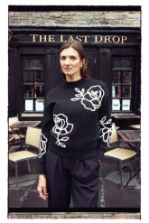 Sweter z ozdobną aplikacją czarny. Czarne swetry klasyczne damskie MOODO, l, z poliesteru, bez kołnierzyka. Za 159.99 zł.