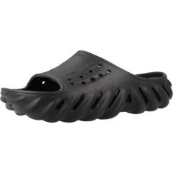 Klapki Crocs Model Echo Slide Kolor Czarny. Czarne klapki damskie Crocs, bez wzorów, z gumy, bez obcasa. W wyprzedaży za 209.00 zł.