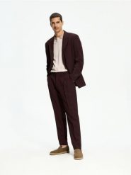 Garniturowe spodnie slim fit - mahoniowy. Brązowe spodnie wizytowe męskie Reserved, z tkaniny. Za 169.99 zł.