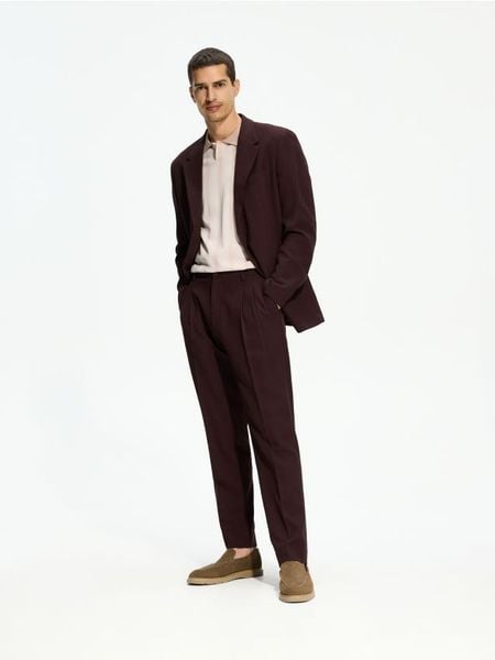 Garniturowe spodnie slim fit - mahoniowy. Brązowe spodnie wizytowe męskie Reserved, z tkaniny. Za 169.99 zł.