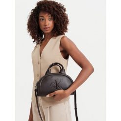Torebka Calvin Klein. Brązowe torebki klasyczne damskie CALVIN KLEIN, bez wzorów, bez dodatków. Za 409.99 zł.