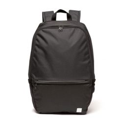 Plecak sportowy Kipsta Essential 24 l. Czarne plecaki męskie Decathlon, bez wzorów, z materiału. Za 59.99 zł.