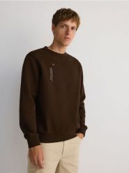 Bluza regular z napisem - ciemnobrązowy. Brązowe bluzy bez kaptura męskie Reserved, l, z bawełny. W wyprzedaży za 49.99 zł.