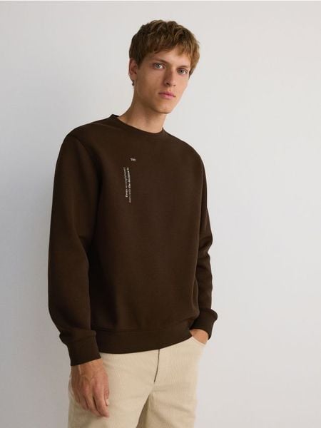 Bluza regular z napisem - ciemnobrązowy. Brązowe bluzy bez kaptura męskie Reserved, l, z bawełny. W wyprzedaży za 49.99 zł.