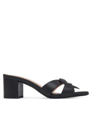LOVE MOSCHINO Klapki JA28065G1MIA0000 Czarny. Czarne klapki damskie Love Moschino, bez wzorów, ze skóry, bez obcasa. Za 629.99 zł.