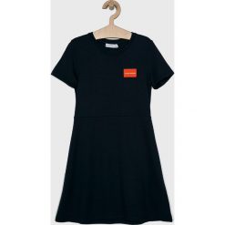 Calvin Klein Jeans - Sukienka dziecięca 128-176 cm. Niebieskie sukienki dziewczęce Calvin Klein Jeans, bez wzorów, z dzianiny, casualowe, bez ramiączek, krótkie. W wyprzedaży za 219.90 zł.