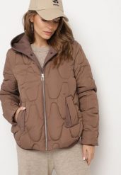 Brązowa Pikowana Kurtka z Materiałowym Kapturem i Kieszeniami Ravalynne. Brązowe kurtki damskie Born2be, s, bez wzorów, z jeansu, narciarskie. Za 149.99 zł.