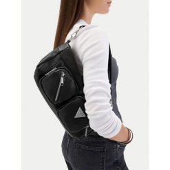 Torebka Guess Jeans. Czarne torebki klasyczne damskie Guess Jeans, z aplikacjami, z jeansu, bez dodatków. Za 259.99 zł.