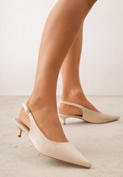 Beżowe Sandały Slingback na Szpilce Kaczuszce Vetilia. Brązowe sandały damskie Renee, bez wzorów, z jeansu, bez obcasa, na szpilce. Za 99.99 zł.