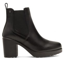 Botki Lasocki. Czarne botki damskie Lasocki, bez obcasa, na słupku, bez zapięcia. Za 159.99 zł.