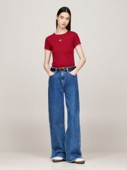 TOMMY JEANS Koszulka w kolorze bordowym rozmiar: M. Czerwone bluzki damskie Tommy Jeans, m, bez wzorów, z jeansu, bez kołnierzyka, bez ramiączek. Za 136.13 zł.