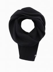 Monochromatyczny męski szalik z prążkowanej dzianiny – czarny V1. Czarne szaliki męskie Ombre Clothing, z aplikacjami, z dzianiny. Za 114.99 zł.
