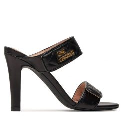 Klapki LOVE MOSCHINO. Czarne klapki damskie Love Moschino, bez wzorów, bez obcasa. Za 459.99 zł.