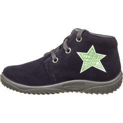 Skórzane sneakersy w kolorze granatowym. Niebieskie trampki i tenisówki chłopięce Richter, z aplikacjami, ze skóry, bez zapięcia. W wyprzedaży za 122.95 zł.