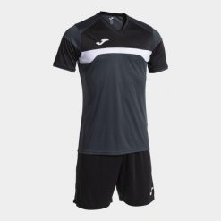 Zestaw koszulka i spodenki Joma Danubio III. Brązowe szorty męskie Joma, bez kołnierzyka. Za 179.99 zł.