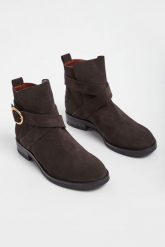 Botki zamszowe SEE BY CHLOÉ. Botki damskie See By Chloé, z zamszu, bez obcasa, bez zapięcia. W wyprzedaży za 1,234.17 zł.