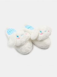 Kapcie ze sztucznym futerkiem i haftem Cinnamoroll - biały. Białe kapcie damskie Sinsay. Za 39.99 zł.