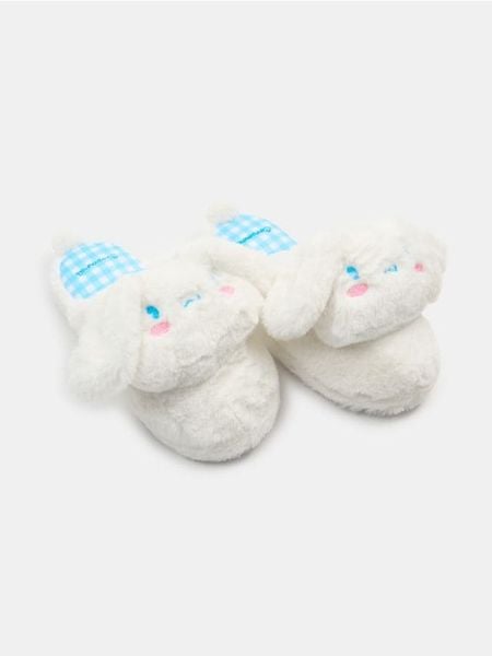 Kapcie ze sztucznym futerkiem i haftem Cinnamoroll - biały. Białe kapcie damskie Sinsay. Za 39.99 zł.