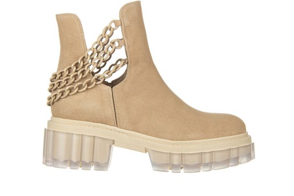 Botki Bayla-159 3954 001-P Beż Welur 159026, Beż, Skóra naturalna - 39. Brązowe botki damskie Bayla, z gumy, klasyczne, bez obcasa, bez zapięcia. W wyprzedaży za 249.00 zł.