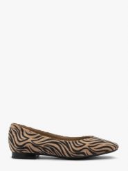 Beżowo-czarne baleriny w geometryczny print AUDREY. Brązowe baleriny damskie Ryłko, bez wzorów, z jeansu, bez obcasa, na płaskiej podeszwie. Za 279.99 zł.