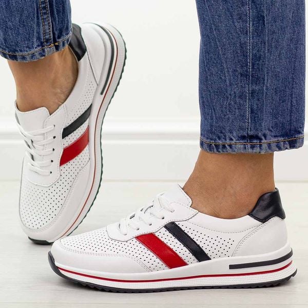 Białe ażurowe skórzane półbuty damskie S.Barski 7067. Białe półbuty damskie S.BARSKI, w ażurowe wzory, z jeansu, casualowe, bez obcasa, na płaskiej podeszwie. Za 249.00 zł.