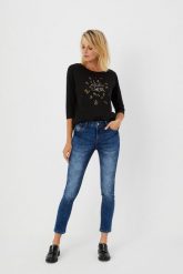 Jeansy typu straight leg. Niebieskie jeansy damskie MOODO. W wyprzedaży za 25.99 zł.