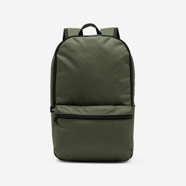 Plecak Commute 100, 15 L z kieszenią na laptopa. Zielone plecaki damskie Decathlon, bez wzorów, z materiału. Za 24.99 zł.
