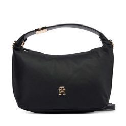 Torebka Tommy Hilfiger. Czarne torebki klasyczne damskie Tommy Hilfiger, bez wzorów, z nylonu, bez dodatków. Za 529.99 zł.