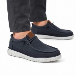 Buty męskie do chodzenia Wrangler MAKENA STONE C MEN LOW. Niebieskie buty wizytowe męskie Wrangler, na lato, z jeansu, bez zapięcia. Za 199.00 zł.