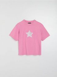 Bawełniana koszulka z aplikacją w kształcie gwiazdy - różowy. Czerwone t-shirty damskie Sinsay, l, z aplikacjami, z bawełny, bez kołnierzyka. Za 29.99 zł.