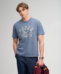 Superdry T‑shirt Athletic Essentials z bawełny organicznej – luźny krój. Niebieskie t-shirty damskie Superdry., m, bez wzorów, z bawełny, bez kołnierzyka. Za 193.70 zł.