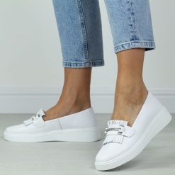 Białe skórzane półbuty damskie S.Barski 590. Białe półbuty damskie S.BARSKI, z aplikacjami, ze skóry, bez obcasa, na platformie. Za 199.00 zł.