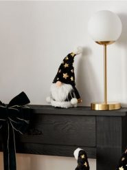 Świąteczny skrzat dekoracyjny z czarną czapką - czarny. Czarne czapki męskie Sinsay, bez wzorów, wizytowe. Za 19.99 zł.