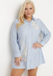 Jasnoniebieska Koszulowa Sukienka z Wiskozy Zdobiona Kwiatowym Haftem Nalilsa. Niebieskie sukienki damskie Born2be, na co dzień, plus size, z aplikacjami, z wiskozy, eleganckie, bez kołnierzyka, plus size, bez ramiączek, mini, koszulowe. W wyprzedaży za 95.99 zł.