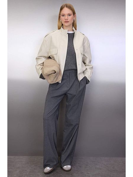 Trendyol Kurtka w kolorze kremowym ze skóry syntetycznej rozmiar: L. Brązowe kurtki damskie Trendyol, l, bez wzorów, ze skóry, bez kaptura. Za 113.36 zł.