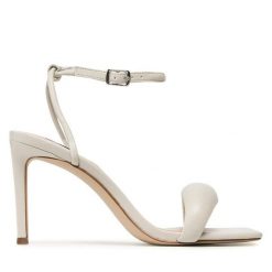Sandały Steve Madden. Brązowe sandały damskie Steve Madden, bez wzorów, bez obcasa, na szpilce. Za 329.99 zł.