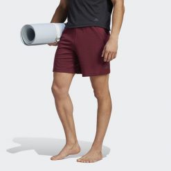 Szorty Yoga Training. Czerwone szorty męskie Adidas, s, z materiału, na fitness i siłownię. Za 199.00 zł.