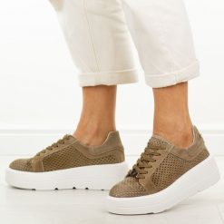 Brązowe skórzane ażurowe półbuty damskie Filippo Dp7675/26. Brązowe półbuty damskie Filippo, w ażurowe wzory, z jeansu, klasyczne, z okrągłym noskiem, bez obcasa, na platformie. W wyprzedaży za 227.92 zł.