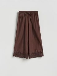 Spodnie z ażurowym wykończeniem - brązowy. Brązowe spodnie materiałowe damskie Reserved, w ażurowe wzory, z bawełny. Za 139.99 zł.