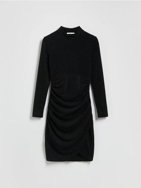 Błyszcząca sukienka z drapowaniem - czarny. Czarne sukienki damskie Reserved, l, bez wzorów, z dzianiny, bez kołnierzyka, bez ramiączek, mini, dopasowane. Za 129.99 zł.
