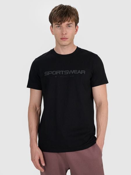 4F T-shirt regular z nadrukiem męski - czarny L. Czarne t-shirty męskie 4f, l, bez wzorów, z bawełny, bez kołnierzyka. W wyprzedaży za 49.99 zł.