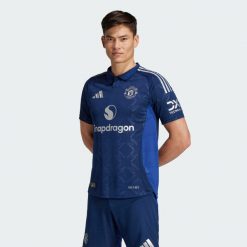 Koszulka Manchester United 24/25 Away Authentic. Niebieskie t-shirty sportowe męskie Adidas, s, z materiału, bez ramiączek, do piłki nożnej. W wyprzedaży za 559.20 zł.