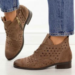 Beżowe zamszowe ażurowe botki damskie Vinceza 58620. Brązowe botki damskie VINCEZA, na jesień, z jeansu, eleganckie, z okrągłym noskiem, bez obcasa, na obcasie, bez zapięcia. Za 219.00 zł.