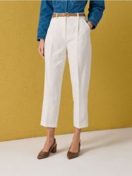 Spodnie carrot z nogawką w kant i paskiem - kremowy. Białe spodnie materiałowe damskie Sinsay, bez wzorów. Za 59.99 zł.